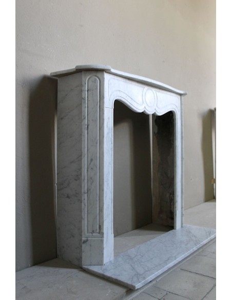 Antique Louis XV style fireplace mantel in white Carrara marble, “Pompadour” family, with its original marble floor.