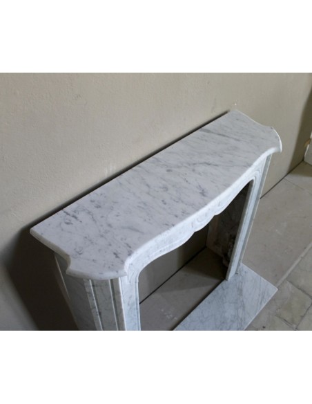 Antique Louis XV style fireplace mantel in white Carrara marble, “Pompadour” family, with its original marble floor.