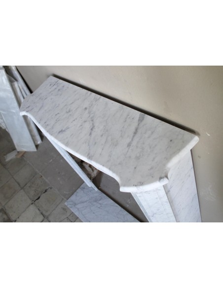 Antique Louis XV style fireplace mantel in white Carrara marble, “Pompadour” family, with its original marble floor.