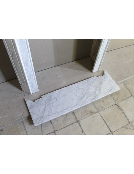 Antique Louis XV style fireplace mantel in white Carrara marble, “Pompadour” family, with its original marble floor.