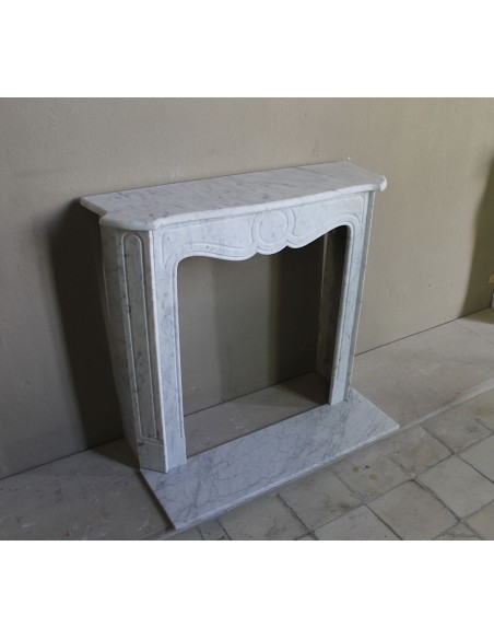 Antique Louis XV style fireplace mantel in white Carrara marble, “Pompadour” family, with its original marble floor.