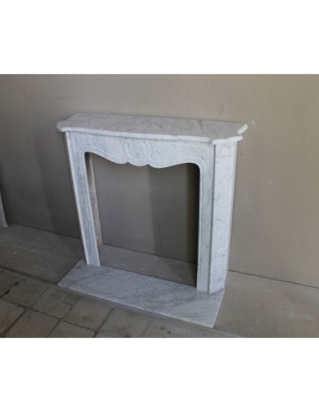 Antique Louis XV style fireplace mantel in white Carrara marble, “Pompadour” family, with its original marble floor.