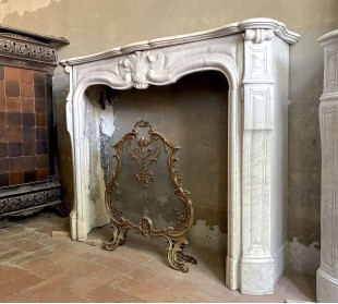 Antique fireplace mantel in white Carrara marble, Louis XV style, carved during the second half of the 19th century.