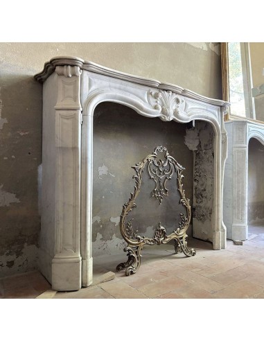Antique fireplace mantel in white Carrara marble, Louis XV style, carved during the second half of the 19th century.
