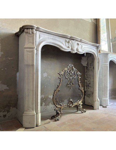 Antique fireplace mantel in white Carrara marble, Louis XV style, carved during the second half of the 19th century.