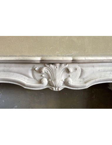 Antique fireplace mantel in white Carrara marble, Louis XV style, carved during the second half of the 19th century.