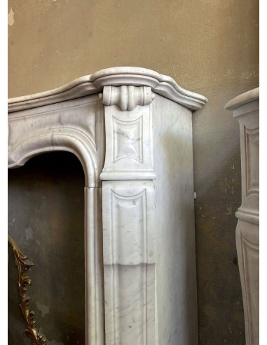 Antique fireplace mantel in white Carrara marble, Louis XV style, carved during the second half of the 19th century.