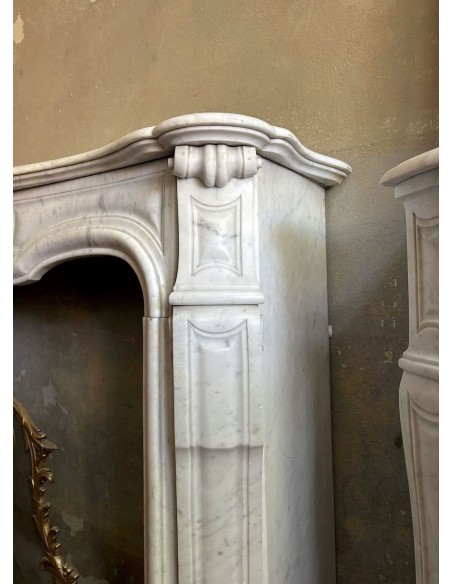 Antique fireplace mantel in white Carrara marble, Louis XV style, carved during the second half of the 19th century.