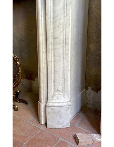 Antique fireplace mantel in white Carrara marble, Louis XV style, carved during the second half of the 19th century.