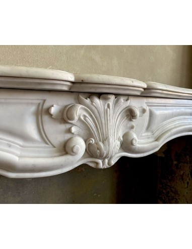 Antique fireplace mantel in white Carrara marble, Louis XV style, carved during the second half of the 19th century.