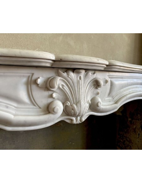 Antique fireplace mantel in white Carrara marble, Louis XV style, carved during the second half of the 19th century.