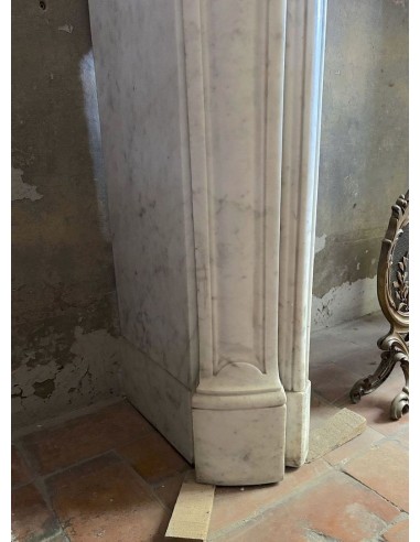 Antique fireplace mantel in white Carrara marble, Louis XV style, carved during the second half of the 19th century.