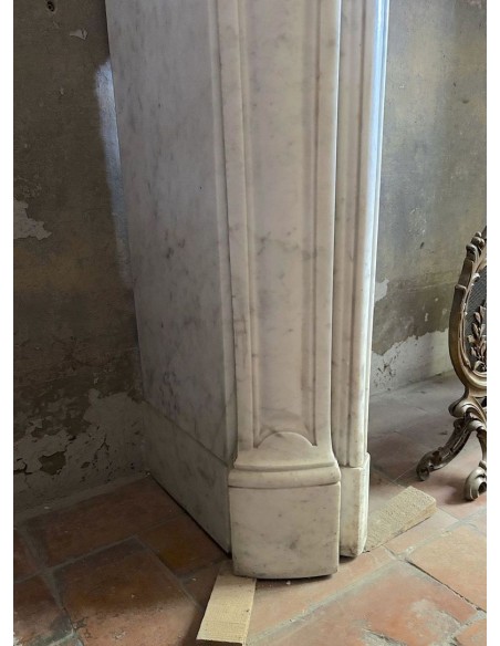 Antique fireplace mantel in white Carrara marble, Louis XV style, carved during the second half of the 19th century.