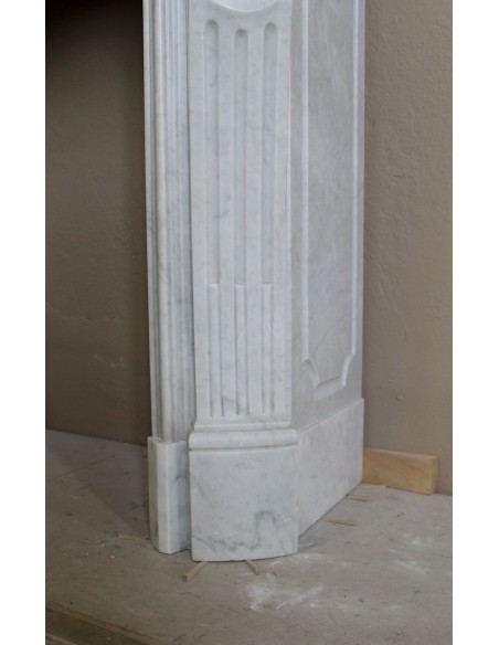 Extremely rare baroque fireplace of very small dimensions and significant decorative carvings in white Carrara marble.
