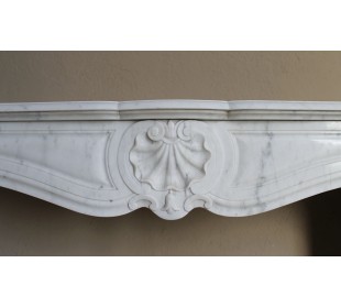 Louis XV “Trois Coquilles” fireplace mantel in white Carrara marble, Baroque style and 19th century, at a discounted price. 2