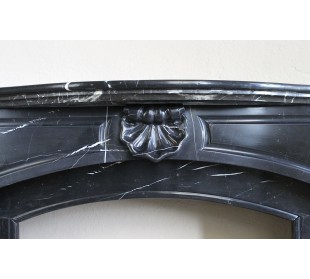 Large antique Louis XIV "Arquée" fireplace mantel in Black Marquinia marble with contrasting white veins and shell decoration. 2