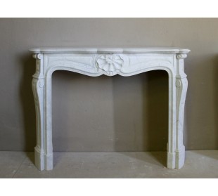 Antique Louis XV “Coquille” fireplace mantel of great stylistic refinement carved in white Carrara marble.