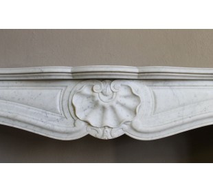 Antique Louis XV “Coquille” fireplace mantel of great stylistic refinement carved in white Carrara marble. 2