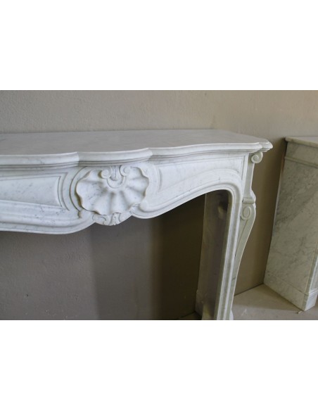 Antique Louis XV “Coquille” fireplace mantel of great stylistic refinement carved in white Carrara marble.