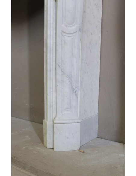 Antique Louis XV “Coquille” fireplace mantel of great stylistic refinement carved in white Carrara marble.