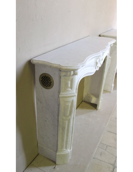Antique Louis XV “Coquille” fireplace mantel of great stylistic refinement carved in white Carrara marble.