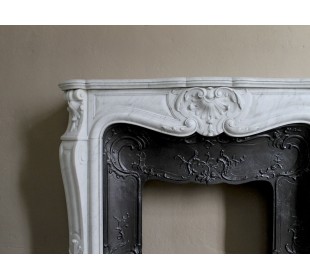 Floral Louis XV fireplace mantel carved in white marble, with shell decorations, complete with its original cast iron insert. 2