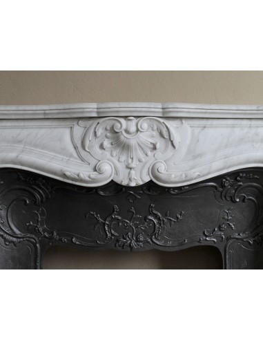 Floral Louis XV fireplace mantel carved in white marble, with shell decorations, complete with its original cast iron insert.