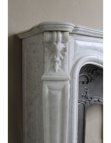 Floral Louis XV fireplace mantel carved in white marble, with shell decorations, complete with its original cast iron insert.