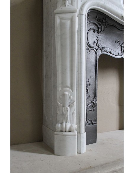 Floral Louis XV fireplace mantel carved in white marble, with shell decorations, complete with its original cast iron insert.