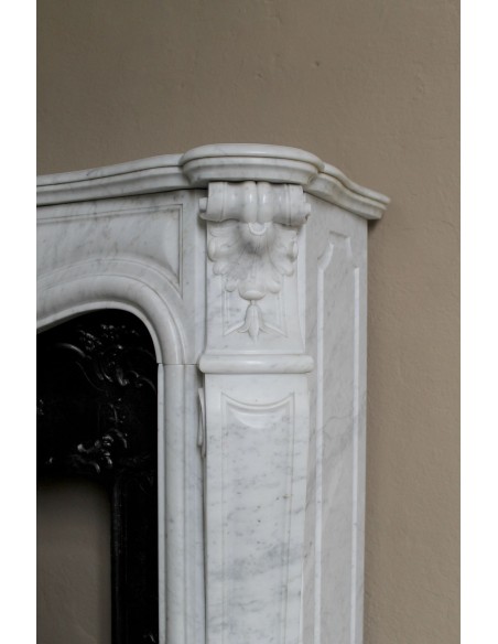 Floral Louis XV fireplace mantel carved in white marble, with shell decorations, complete with its original cast iron insert.