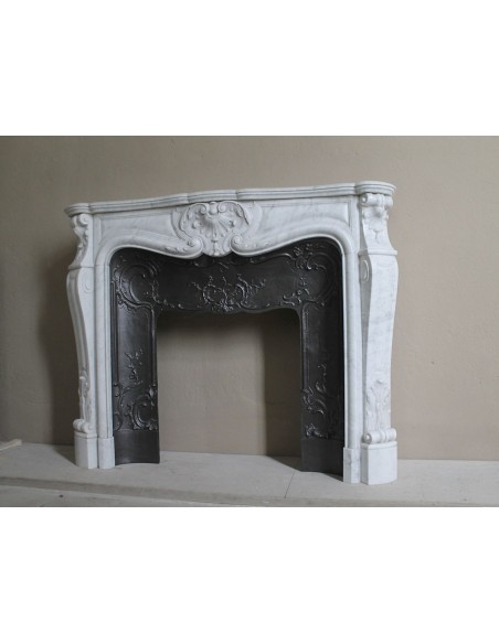 Floral Louis XV fireplace mantel carved in white marble, with shell decorations, complete with its original cast iron insert.