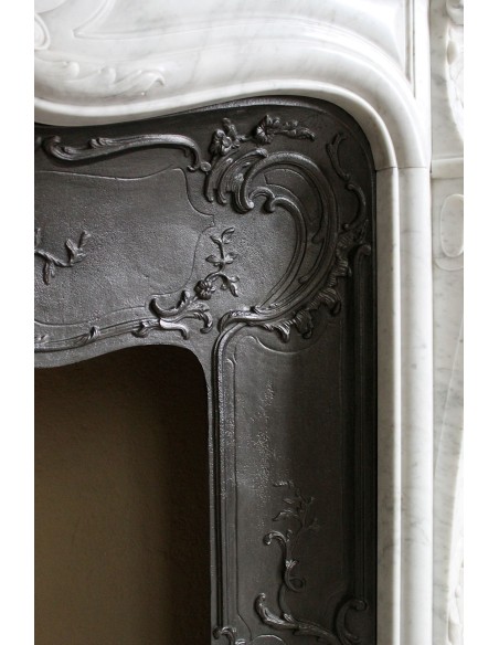 Floral Louis XV fireplace mantel carved in white marble, with shell decorations, complete with its original cast iron insert.