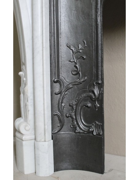 Floral Louis XV fireplace mantel carved in white marble, with shell decorations, complete with its original cast iron insert.