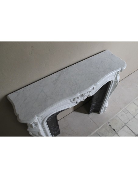 Floral Louis XV fireplace mantel carved in white marble, with shell decorations, complete with its original cast iron insert.