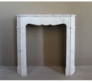 Antique Pompadour Bombé fireplace mantel carved in veined Calacatta White marble. A small and elegant mantelpiece.