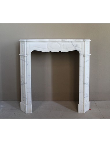 Antique Pompadour Bombé fireplace mantel carved in veined Calacatta White marble. A small and elegant mantelpiece.