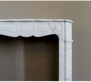 Antique Pompadour Bombé fireplace mantel carved in veined Calacatta White marble. A small and elegant mantelpiece. 2