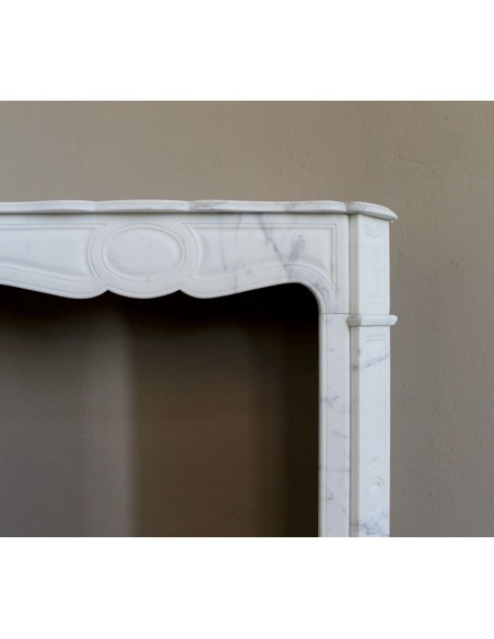 Antique Pompadour Bombé fireplace mantel carved in veined Calacatta White marble. A small and elegant mantelpiece.