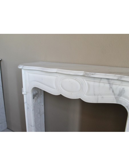 Antique Pompadour Bombé fireplace mantel carved in veined Calacatta White marble. A small and elegant mantelpiece.