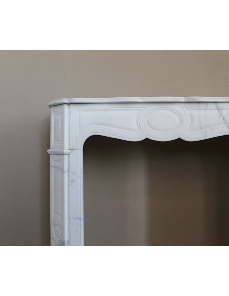 Antique Pompadour Bombé fireplace mantel carved in veined Calacatta White marble. A small and elegant mantelpiece.