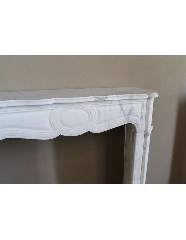 Antique Pompadour Bombé fireplace mantel carved in veined Calacatta White marble. A small and elegant mantelpiece.