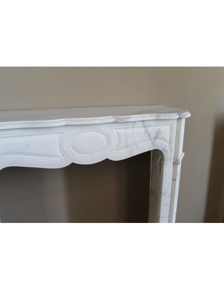 Antique Pompadour Bombé fireplace mantel carved in veined Calacatta White marble. A small and elegant mantelpiece.