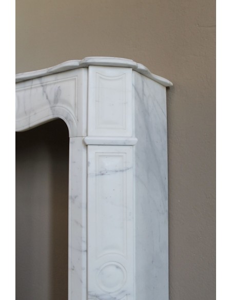 Antique Pompadour Bombé fireplace mantel carved in veined Calacatta White marble. A small and elegant mantelpiece.