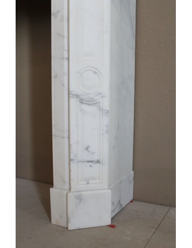 Antique Pompadour Bombé fireplace mantel carved in veined Calacatta White marble. A small and elegant mantelpiece.