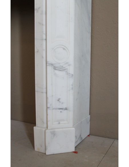 Antique Pompadour Bombé fireplace mantel carved in veined Calacatta White marble. A small and elegant mantelpiece.
