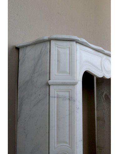 Antique Pompadour Bombé fireplace mantel carved in veined Calacatta White marble. A small and elegant mantelpiece.