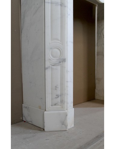 Antique Pompadour Bombé fireplace mantel carved in veined Calacatta White marble. A small and elegant mantelpiece.