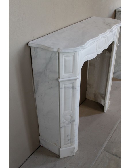 Antique Pompadour Bombé fireplace mantel carved in veined Calacatta White marble. A small and elegant mantelpiece.