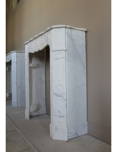 Antique Pompadour Bombé fireplace mantel carved in veined Calacatta White marble. A small and elegant mantelpiece.
