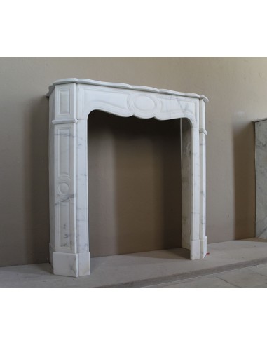 Antique Pompadour Bombé fireplace mantel carved in veined Calacatta White marble. A small and elegant mantelpiece.